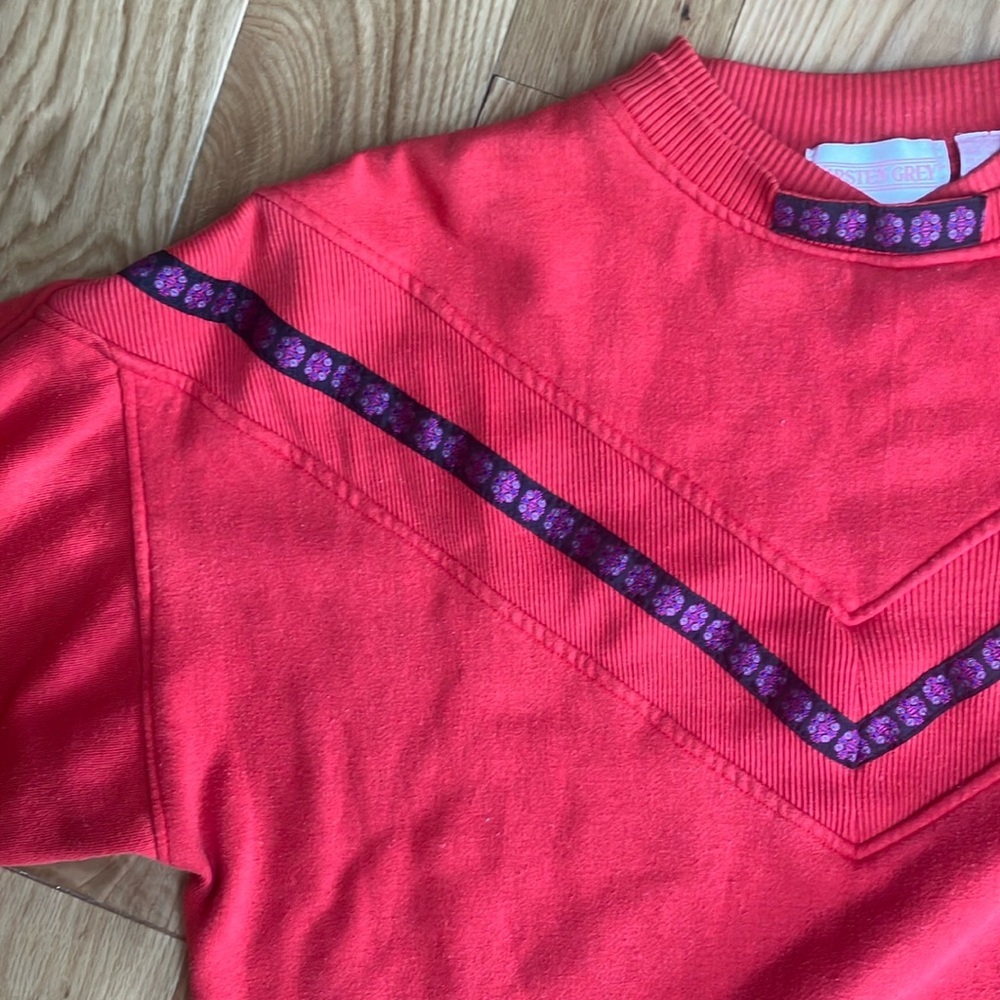 Vintage red sweatshirt with incredible details! Size L fits XL